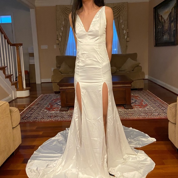 White satin v-neck dress with train and slits - Picture 3 of 3